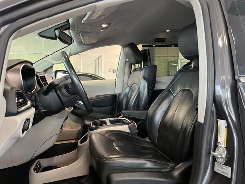 Granite Crystal Metallic Clearcoat 2017 Chrysler Pacifica Touring-L