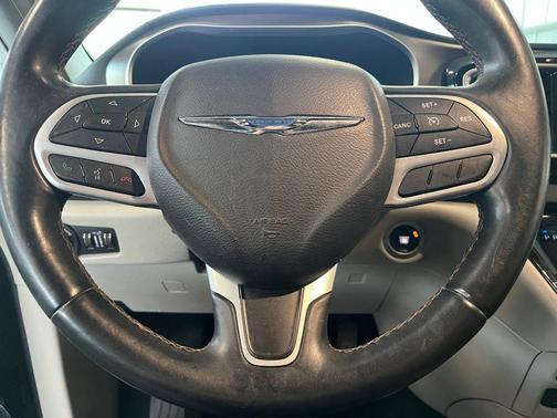 Granite Crystal Metallic Clearcoat 2017 Chrysler Pacifica Touring-L