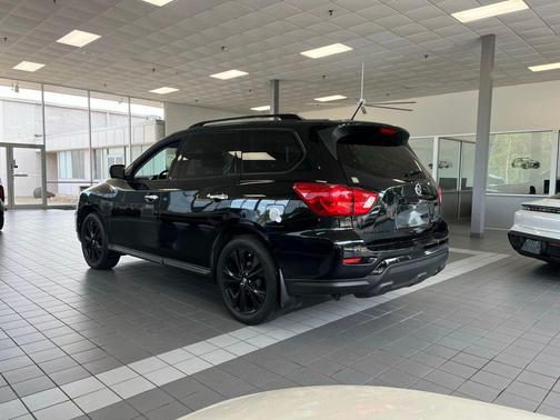 Magnetic Black 2018 Nissan Pathfinder SL