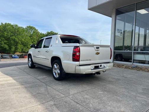 White Diamond Tricoat 2013 Chevrolet Avalanche LTZ