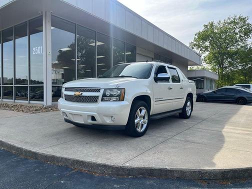 White Diamond Tricoat 2013 Chevrolet Avalanche LTZ