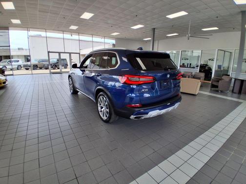 Phytonic Blue Metallic 2021 BMW X5 xDrive40i