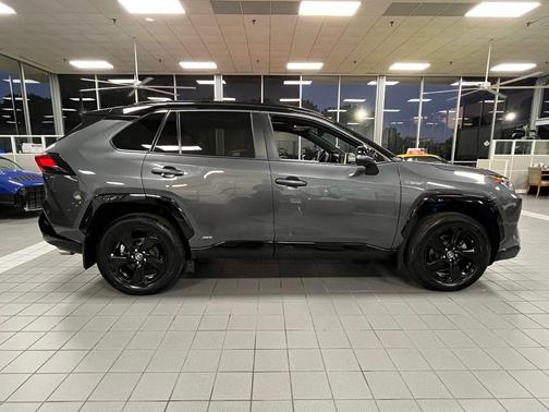 2020 Toyota RAV4 Hybrid SE