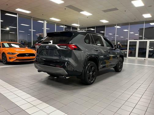 2020 Toyota RAV4 Hybrid SE