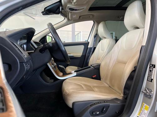 Sand Metallic 2017 Volvo XC60 T5 Inscription