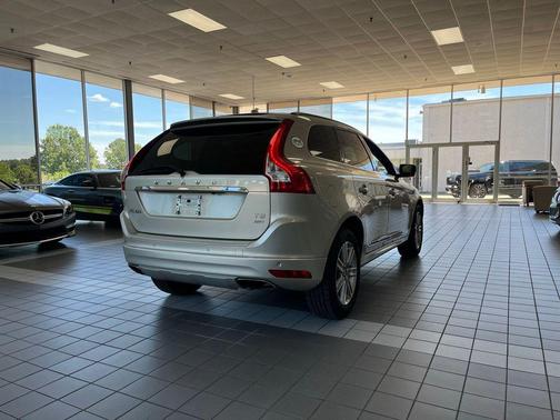 Sand Metallic 2017 Volvo XC60 T5 Inscription