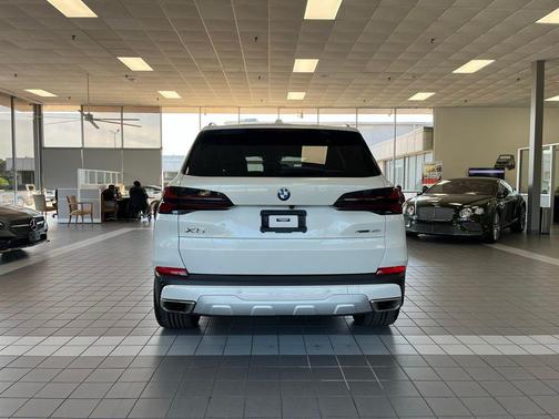 Mineral White Metallic 2024 BMW X5 sDrive40i