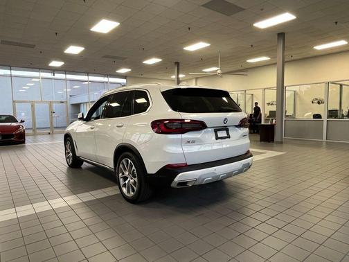 Mineral White Metallic 2024 BMW X5 sDrive40i