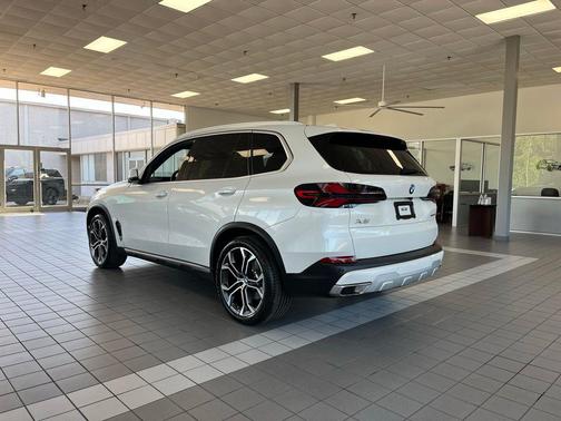 Mineral White Metallic 2024 BMW X5 sDrive40i