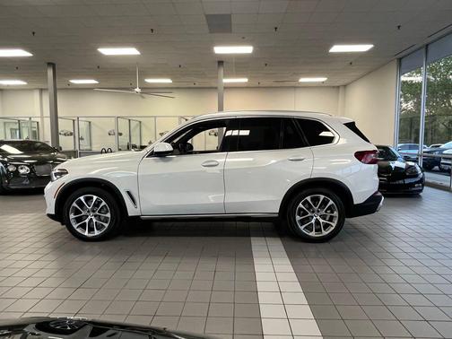 Mineral White Metallic 2024 BMW X5 sDrive40i