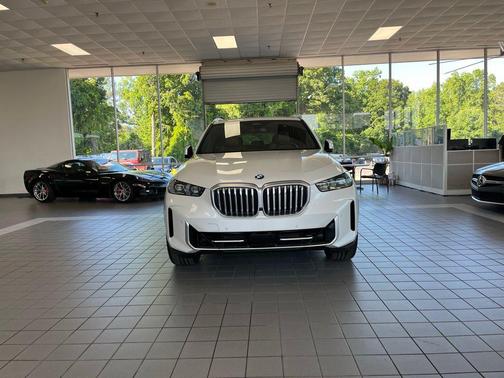 Mineral White Metallic 2024 BMW X5 sDrive40i