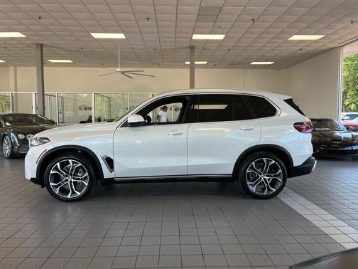 Mineral White Metallic 2024 BMW X5 sDrive40i