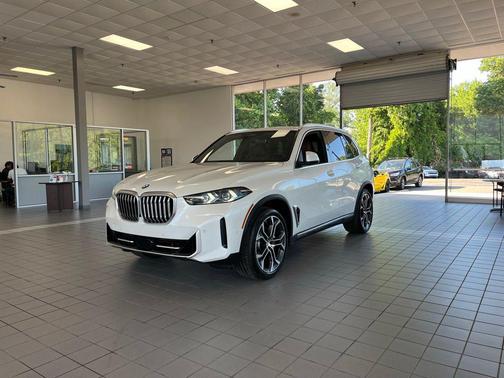 Mineral White Metallic 2024 BMW X5 sDrive40i