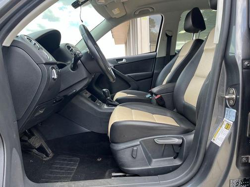 Pepper / Gray 2016 Volkswagen Tiguan S