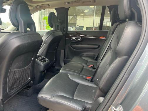 2018 Volvo XC90 T6 Momentum