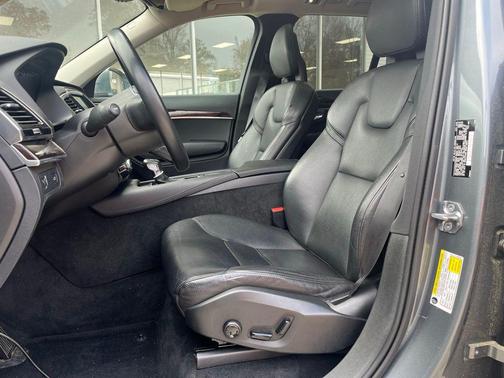 2018 Volvo XC90 T6 Momentum