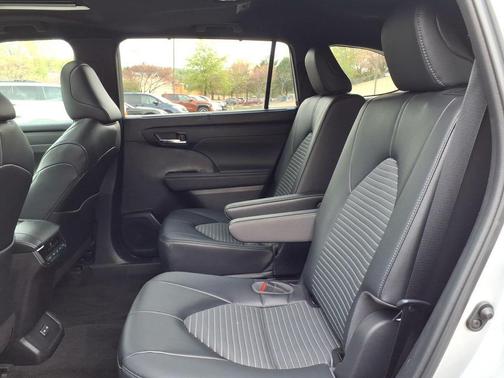 Celestial Silver Metallic 2023 Toyota Highlander XSE