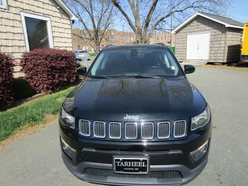 Diamond Black Crystal Pearlcoat 2018 Jeep Compass Latitude