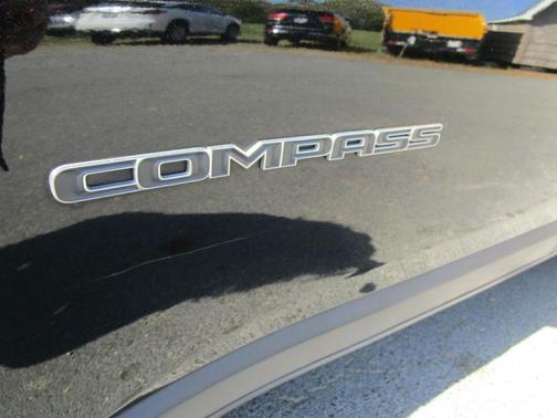 Diamond Black Crystal Pearlcoat 2018 Jeep Compass Latitude