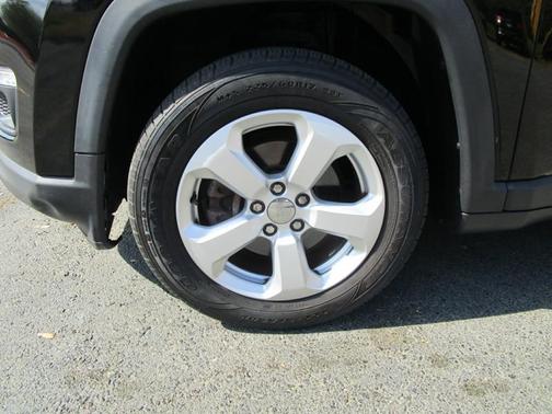 Diamond Black Crystal Pearlcoat 2018 Jeep Compass Latitude