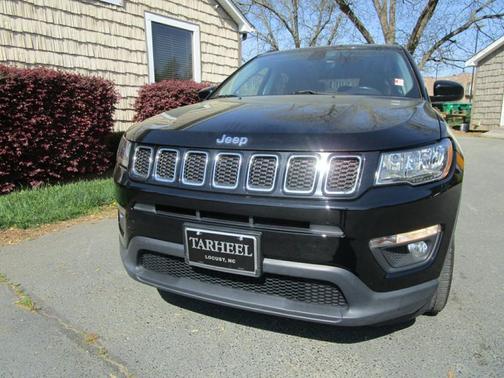 Diamond Black Crystal Pearlcoat 2018 Jeep Compass Latitude