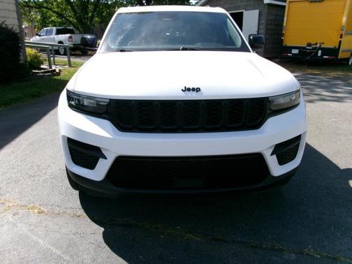 Bright White Clearcoat 2023 Jeep Grand Cherokee Altitude