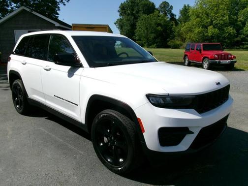 Bright White Clearcoat 2023 Jeep Grand Cherokee Altitude