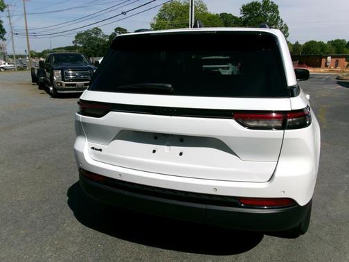 Bright White Clearcoat 2023 Jeep Grand Cherokee Altitude