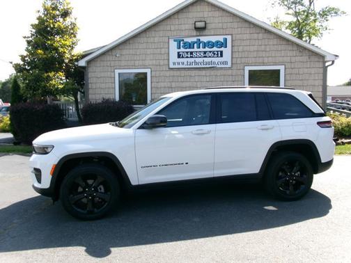 Bright White Clearcoat 2023 Jeep Grand Cherokee Altitude