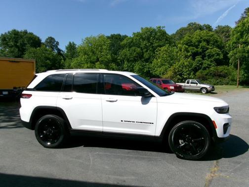Bright White Clearcoat 2023 Jeep Grand Cherokee Altitude