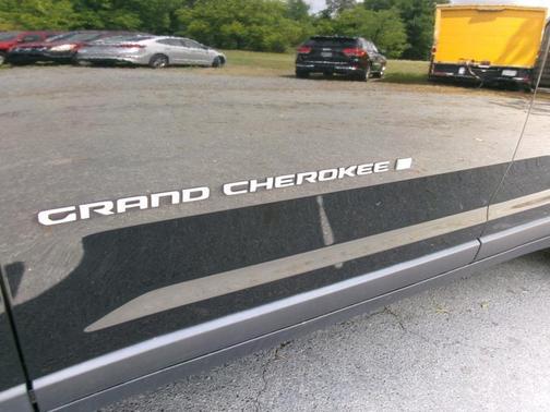 Diamond Black Crystal Pearlcoat 2023 Jeep Grand Cherokee L Laredo