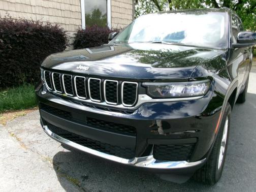 Diamond Black Crystal Pearlcoat 2023 Jeep Grand Cherokee L Laredo