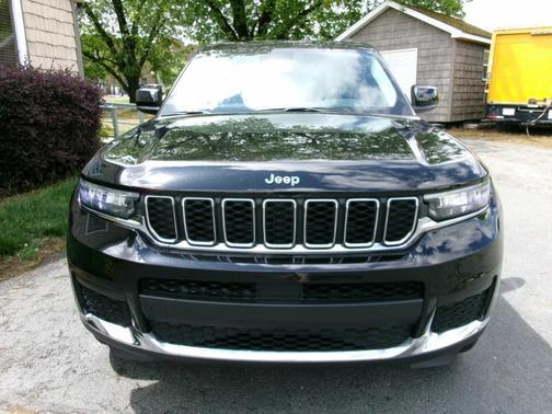 Diamond Black Crystal Pearlcoat 2023 Jeep Grand Cherokee L Laredo