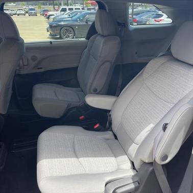 2022 Toyota Sienna LE
