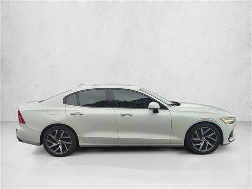 Crystal White Pearl 2019 Volvo S60 T6 Momentum