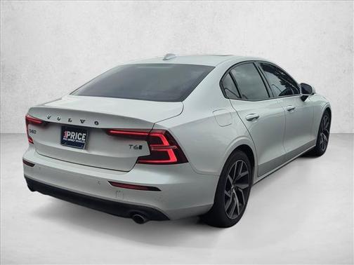 Crystal White Pearl 2019 Volvo S60 T6 Momentum