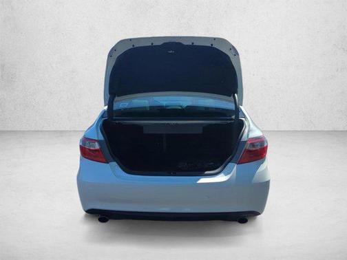 Blizzard Pearl 2016 Toyota Camry XLE