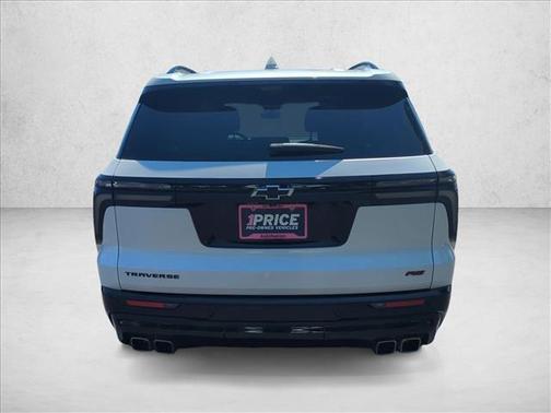 Iridescent Pearl Tricoat 2024 Chevrolet Traverse RS