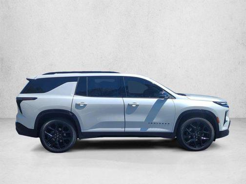 Iridescent Pearl Tricoat 2024 Chevrolet Traverse RS