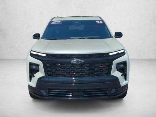 Iridescent Pearl Tricoat 2024 Chevrolet Traverse RS