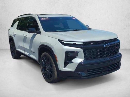 Iridescent Pearl Tricoat 2024 Chevrolet Traverse RS