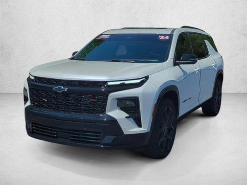 Iridescent Pearl Tricoat 2024 Chevrolet Traverse RS