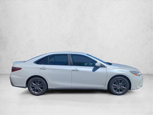 White 2017 Toyota Camry SE