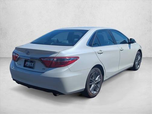 White 2017 Toyota Camry SE