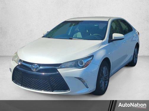 White 2017 Toyota Camry SE