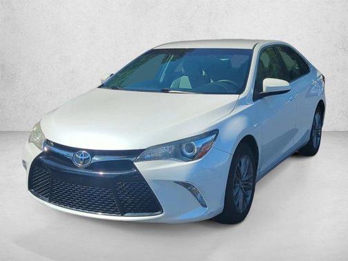 White 2017 Toyota Camry SE