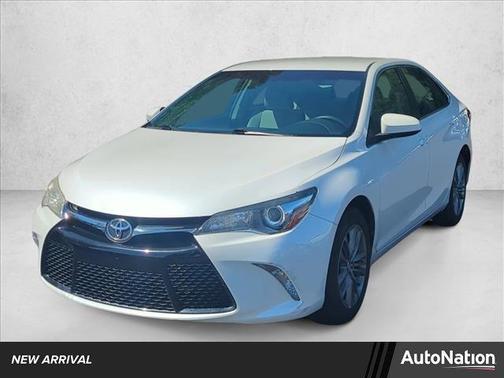 White 2017 Toyota Camry SE