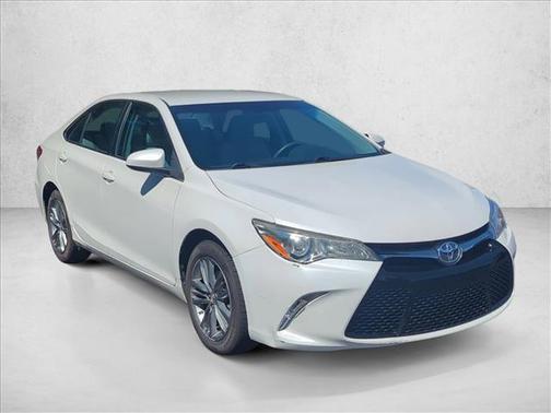 White 2017 Toyota Camry SE