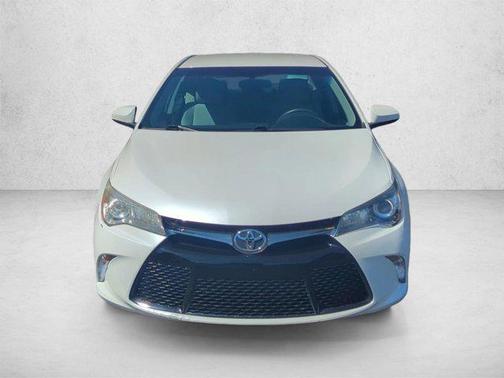 White 2017 Toyota Camry SE