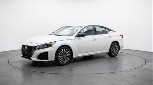 Glacier White 2025 Nissan Altima SV FWD